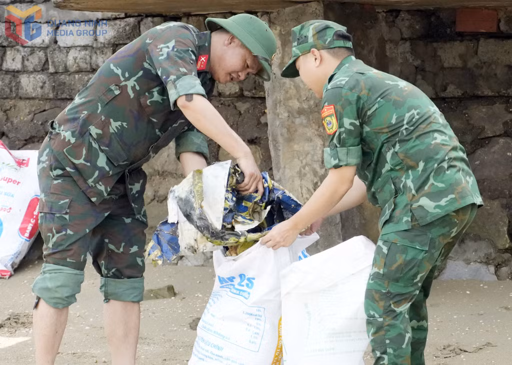 Cán bộ, chiến sĩ Ban CHQS phường Hồng Gai phối hợp cùng các lực lượng tổ chức vệ sinh môi trường, thu gom và xử lý rác thải trên tuyến bờ biển dài khoảng 1,5km tại khu phố Yết Kiêu 6.