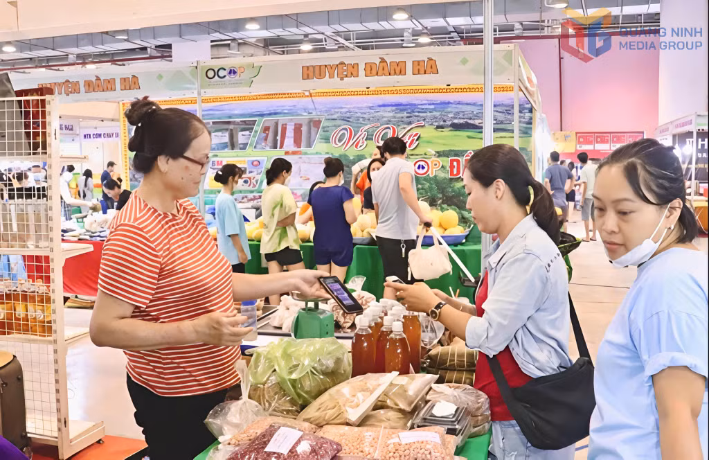 Chuyển đổi số ngày càng đi sâu vào đời sống kinh tế - xã hội. (Trong ảnh: Người dân thanh toán trực tuyến không dùng tiền mặt tại Hội chợ OCOP Quảng Ninh)