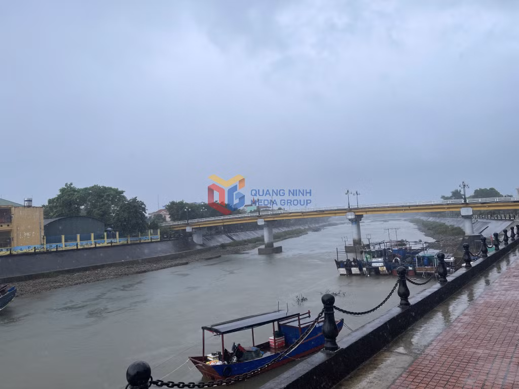 Hiện tại, khu vực sông Hà Cối, xã Quảng Hà đang có mưa to.