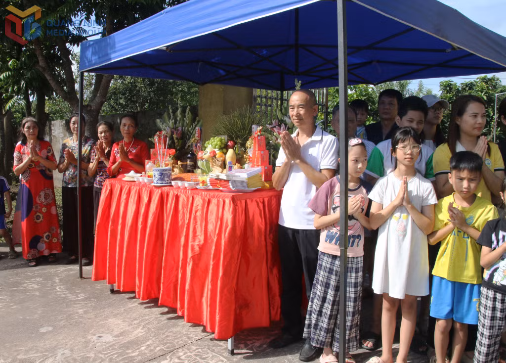Nhân dân địa phương đều dâng lễ tại gia đình bày tỏ lòng thành kính, tri ân các bậc tiền nhân đã có công mở đất.