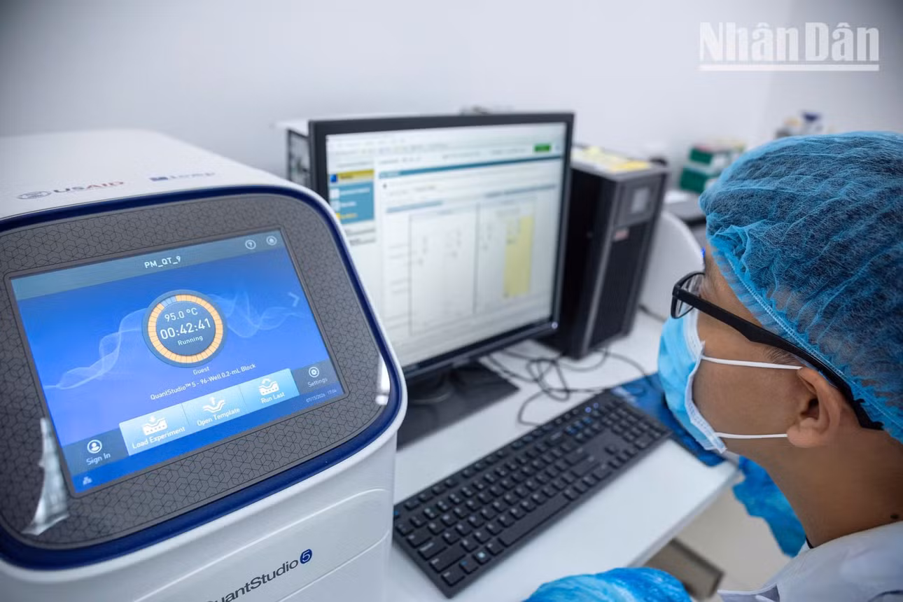 Hệ thống máy PCR thời gian thực chuyên dụng, được thiết kế đặc biệt cho các ứng dụng trong lĩnh vực giám định pháp y, dùng để đo lường chính xác lượng ADN trước khi đưa vào các bước phân tích sâu hơn.