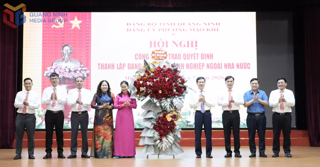 Đồng chí Vũ Quyết Tiến, Phó Bí thư Tỉnh uỷ, Chủ tịch Ủy ban MTTQ tỉnh,Trưởng Ban Chỉ đạo xây dựng tổ chức Đảng doanh nghiệp ngoài nhà nước tỉnh, tặng hoa chúc mừng Đảng bộ Khối doanh nghiệp ngoài nhà nước phường Mạo Khê.