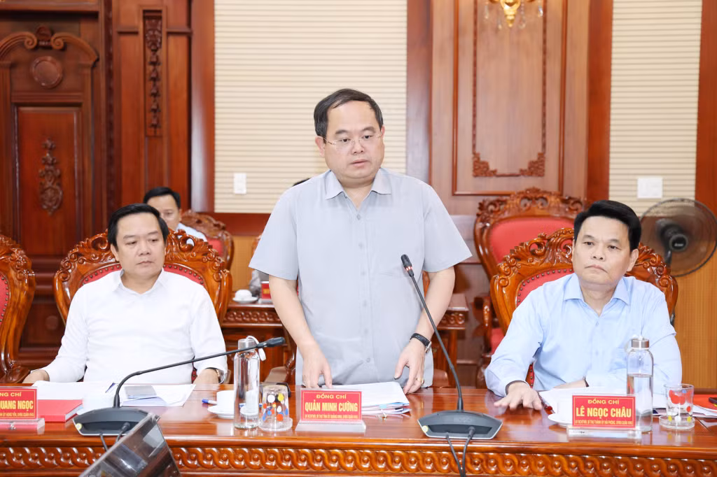 Đồng chí Quản Minh Cường, Ủy viên Trung ương Đảng, Bí thư Tỉnh ủy, Trưởng đoàn ĐBQH tỉnh, Bí thư Đảng ủy Quân sự tỉnh Quảng Ninh, phát biểu tại hội nghị.