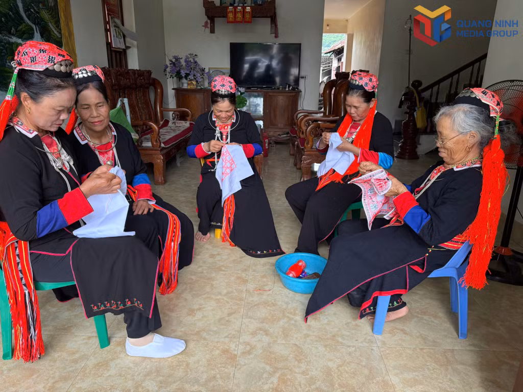 Người dân thôn Bằng Cả (xã Quảng La) gìn giữ và phát huy bản sắc văn hóa truyền thống qua những đường thêu tinh xảo của đồng bào dân tộc Dao.