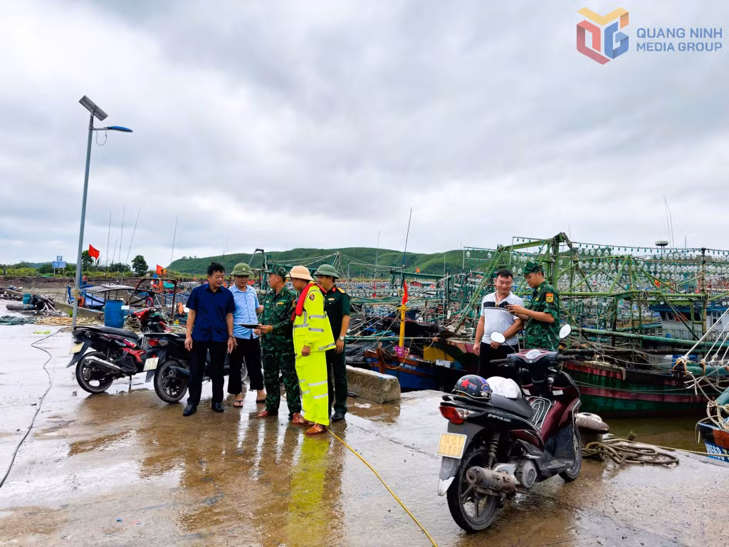 Đội CSĐT, Phòng CSGT (Công an tỉnh) phối hợp với Ban CHQS xã Đường Hoa, Đồn Biên phòng Quảng Đức thông tin diễn biến Bão số 1 cho ngư dân neo đậu phương tiện tại khu vực cảng Ghềng Võ, lưu ý người dân chằng chống phương tiện bảo đảm an toàn.
