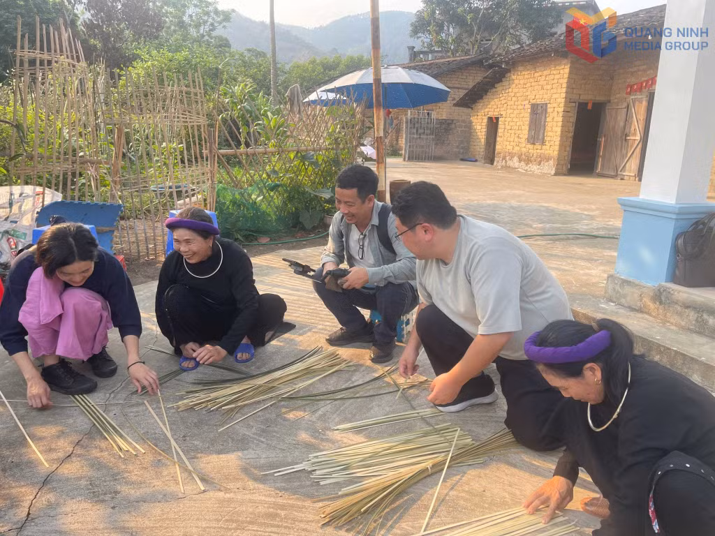 Du khách trải nghiệm đan lát thủ công sản phẩm từ tre tại xã Lục Hồn. Ảnh: Nguyễn Thị Thiển (Sở VH-TT&DL)