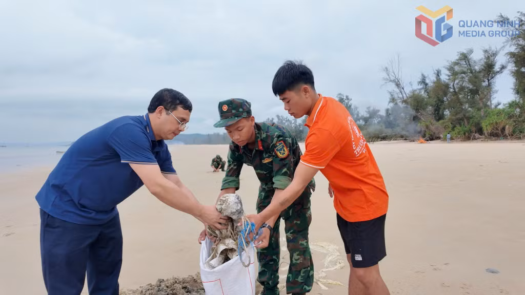 Cán bộ và người dân đặc khu Cô Tô chung tay thu gom rác thải, giữ gìnmôi trường biển đảo.