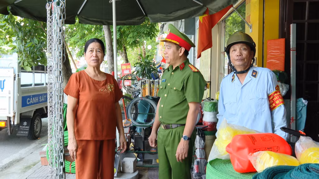 Công an phường Quảng Yên đi tuyên truyền và vận động người dân giữ gìn ANTT trên địa bàn.