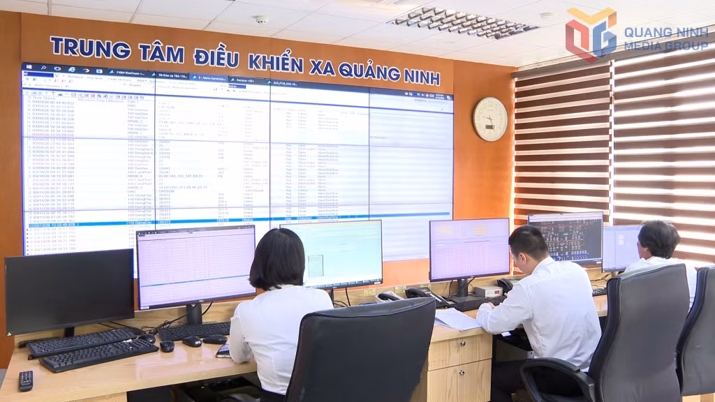 Các cán bộ giám sát lưới điện tại Trung tâm điều khiển xa (PC Quảng Ninh).