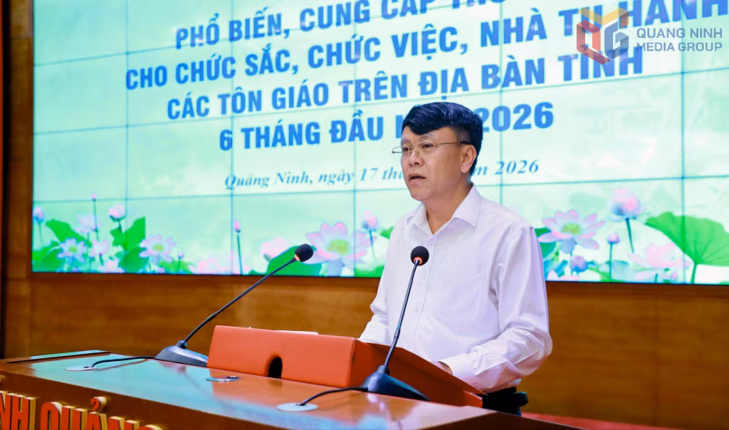 Đại diện lãnh đạo Sở Dân tộc và Tôn giáo cung cấp thông tin về tình hình, kết quả 6 tháng đầu năm và các chủ trương, chính sách phát triển kinh tế - xã hội của tỉnh 6 tháng cuối năm 2026.