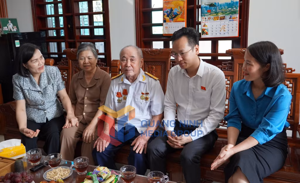 Đoàn đại biểu Quốc hội tỉnh thăm hỏi, động viên vợ chồng thương binh Đỗ Minh Khiêm, phường Quang Hanh (7-2026). Ảnh: Đỗ Hùng