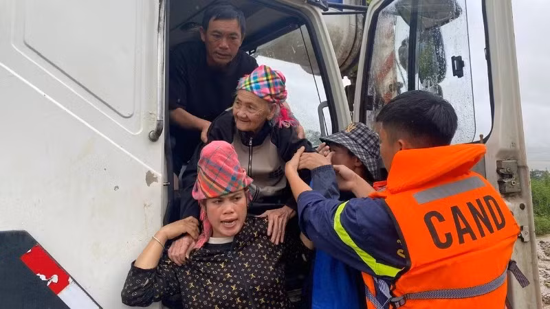 Huy động phương tiện máy móc để di chuyển dân ra khỏi vùng bị cô lập.