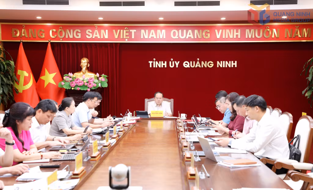 Đồng chí Quản Minh Cường, Ủy viên Trung ương Đảng, Bí thư Tỉnh ủy, Trưởng Đoàn ĐBQH tỉnh, chủ trì hội nghị giao ban Thường trực Tỉnh ủy.