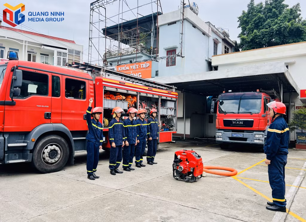 Hạ sĩ Lại Tuấn Danh cùng đồng đội thực hiện nhiệm vụ.