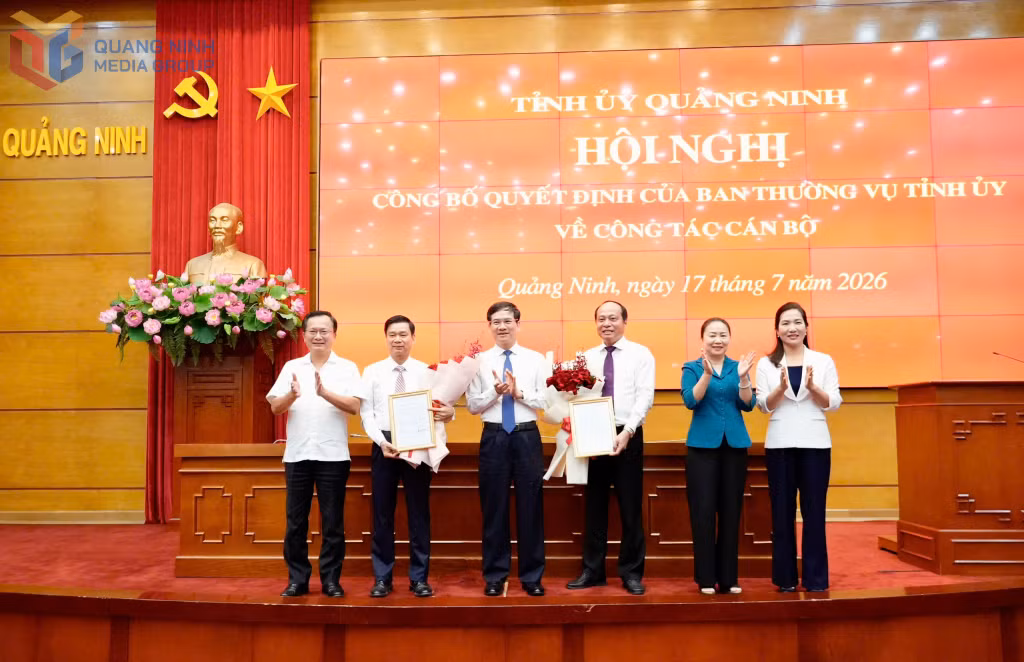 Đồng chí Vũ Quyết Tiến, Phó Bí thư Tỉnh ủy, Chủ tịch Ủy ban MTTQ tỉnh, trao các quyết định của Ban Thường vụ Tỉnh uỷ về công tác cán bộ.