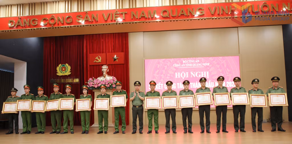 Các cá nhân vinh dự được nhận Bằng khen của Thủ tướng Chính phủ.