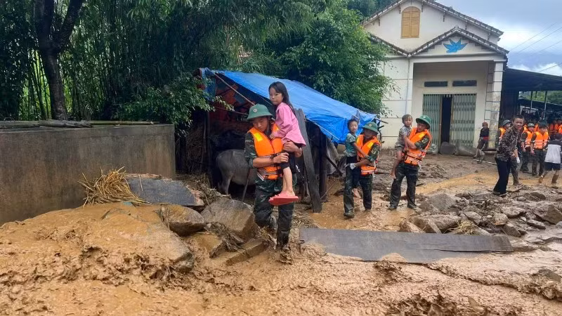 Đưa người dân ra khỏi vùng bị lũ cô lập đến nơi an toàn.