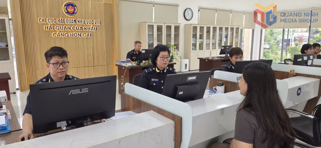 Công chức Hải quan cửa khẩu cảng Hòn Gai hướng dẫn doanh nghiệp thực hiện các thủ tục thông quan. 
