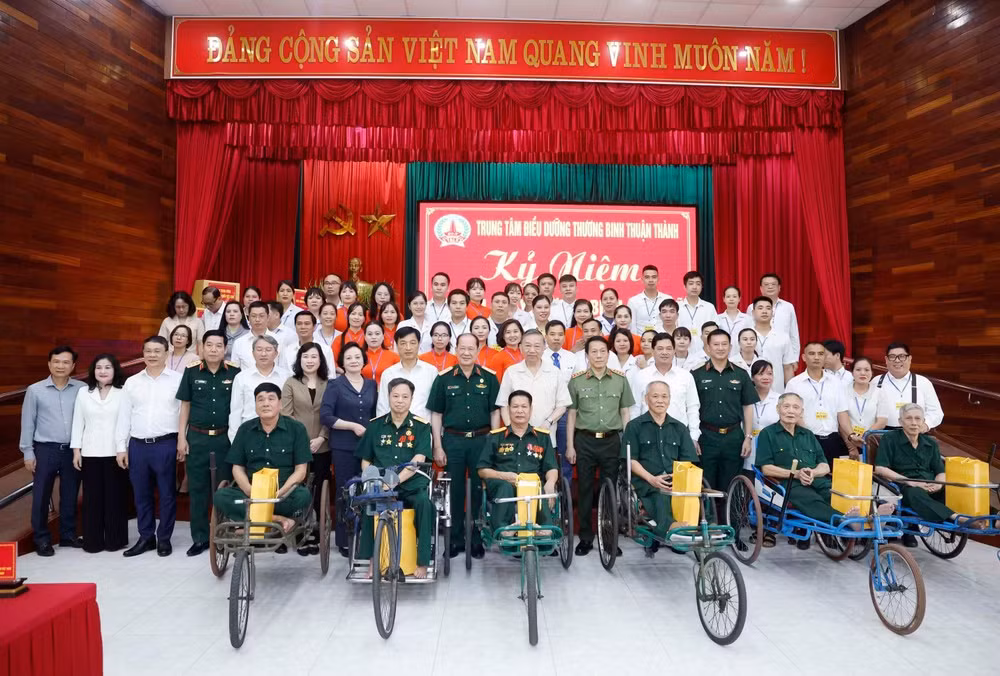 Tổng Bí thư, Chủ tịch nước Tô Lâm và đại biểu với cán bộ và thương binh, bệnh binh tại Trung tâm Điều dưỡng thương binh Thuận Thành. (Ảnh: Thống Nhất/TTXVN)