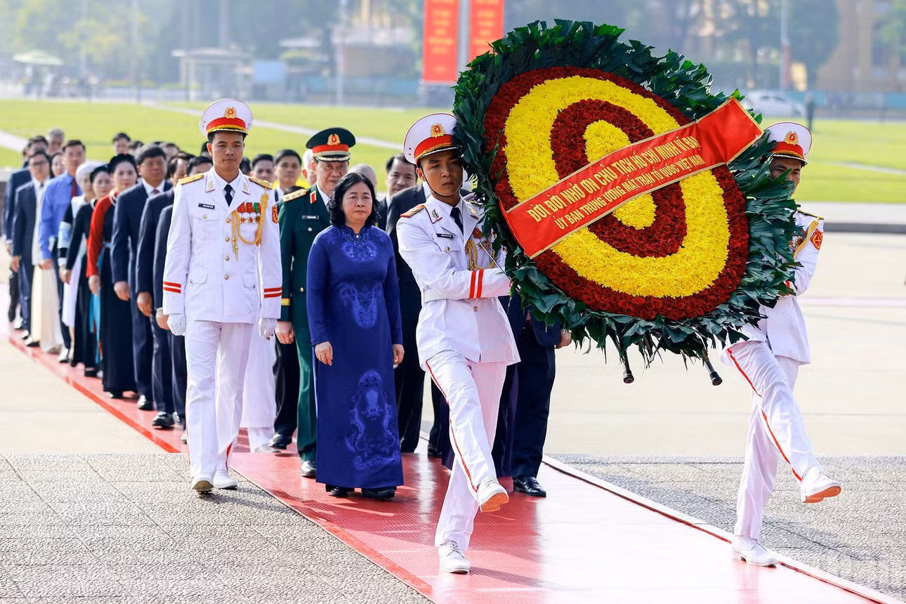 Đoàn đại biểu Ủy ban Trung ương Mặt trận Tổ quốc Việt Nam đặt vòng hoa và vào Lăng viếng Chủ tịch Hồ Chí Minh.