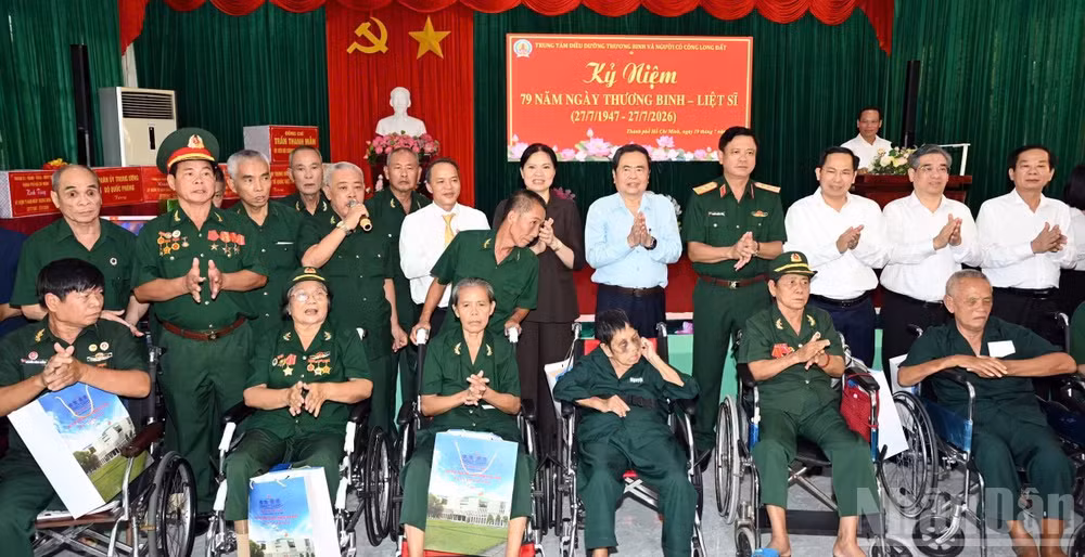 Chủ tịch Quốc hội Trần Thanh Mẫn tặng quà, hỏi thăm các thương binh, bệnh binh. (Ảnh: Lê Đình Thìn)