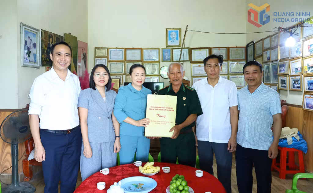 Đồng chí Vi Ngọc Bích thăm, tặng quà thương binh Vi Quốc Sàu, thôn Nà Áng, xã Lục Hồn.