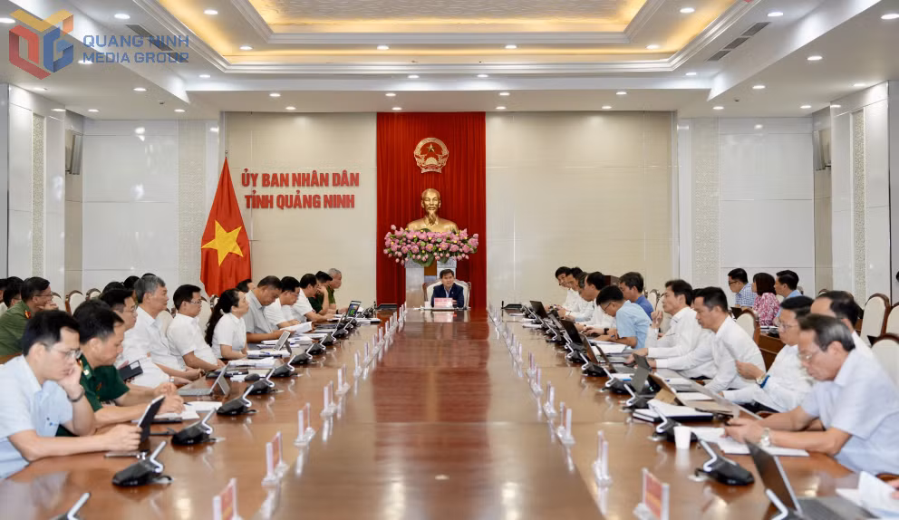 Đồng chí Bùi Văn Khắng, Phó Bí thư Tỉnh ủy, Chủ tịch UBND tỉnh, Trưởng Ban Chỉ đạo Phát triển khoa học, công nghệ, đổi mới sáng tạo, chuyển đổi số tỉnh, chủ trì Hội nghị sơ kết 6 tháng đầu năm thực hiện Nghị quyết số 57-NQ/TW của Bộ Chính trị.