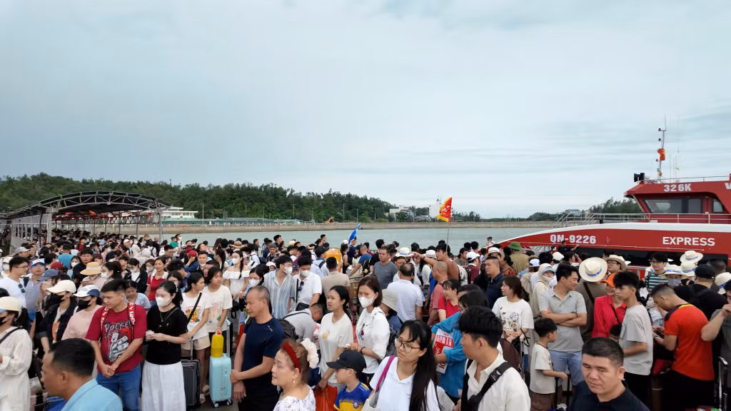 Chiều ngày 5/7, đặc khu Cô Tô phối hợp với các hãng tàu bố trí phương tiện đưa du khách vào bờ.