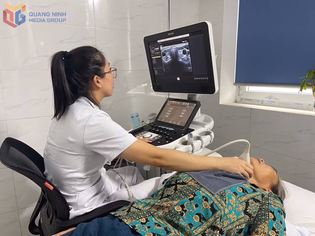 Người dân được siêu âm tuyến giáp trong đợt khám sức khỏe định kỳ và sàng lọc miễn phí tại Bệnh viện Đa khoa khu vực Vân Đồn.