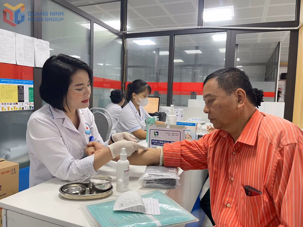 Người dân được lấy máu xét nghiệm để đánh giá các chỉ số sức khỏe.
