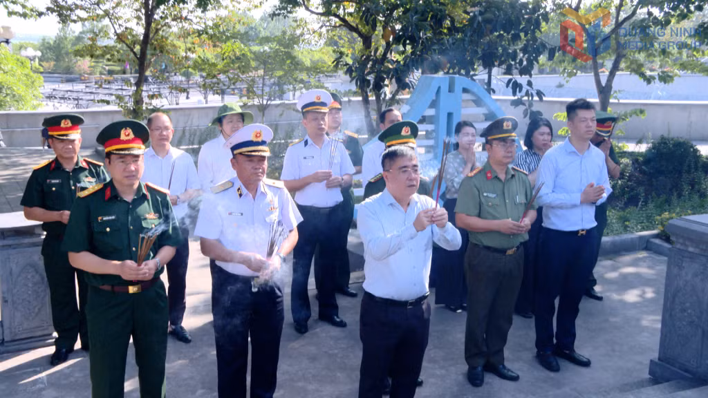 Đoàn công tác tỉnh Quảng Ninh dâng hương tại Nghĩa trang Liệt sĩ Quốc gia Đường 9.