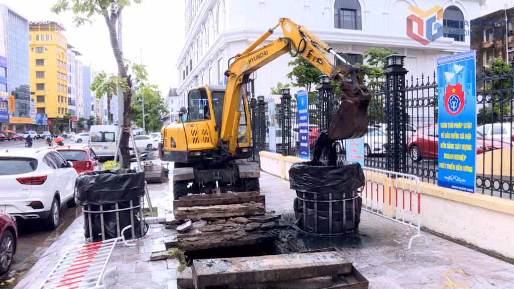 Các đơn vị chức năng nạo vét hệ thống thoát nước trên địa bàn phường Hồng Gai, góp phần hạn chế ngập cục bộ khi mưa lớn.