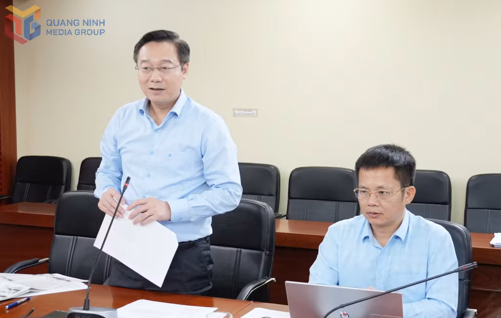 Đồng chí Nguyễn Thế Lãm, Chủ tịch Hội Nhà báo tỉnh, Giám đốc Báo và Phát thanh, Truyền hình Quảng Ninh phát biểu tại cuộc họp.