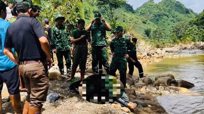 Thi thể nạn nhân được lực lượng cứu hộ tìm thấy phía hạ lưu