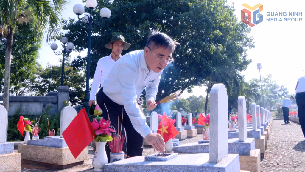 Đồng chí Nguyễn Chí Thành, Ủy viên Ban Thường vụ Tỉnh ủy, Phó Chủ tịch Thường trực Ủy ban MTTQ Việt Nam tỉnh, thắp hương tri ân các Anh hùng liệt sĩ tại Nghĩa trang Liệt sĩ Quốc gia Đường 9.