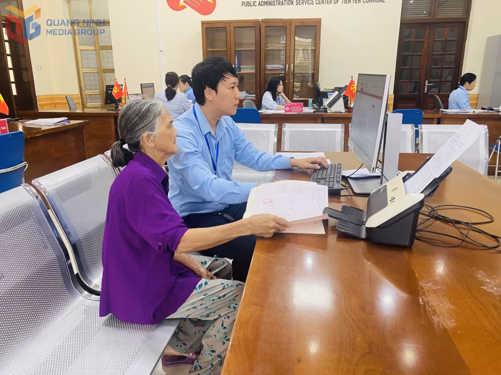 Bà Bế Thị Hoàng, thôn Phong Dụ (xã Tiên Yên) được cán bộ Trung tâm Phục vụ hành chính công xã Tiên Yên hướng dẫn nộp hộ hồ sơ.