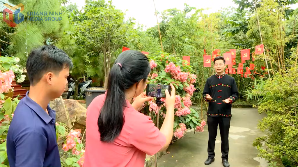 Bí thư Chi bộ, Trưởng khu lâm thời khu Khe Sú Đặng Văn Khởi đứng trước ống kính giới thiệu giá trị văn hóa của khu dân cư để phát trực tiếp lên fanpage của khu.