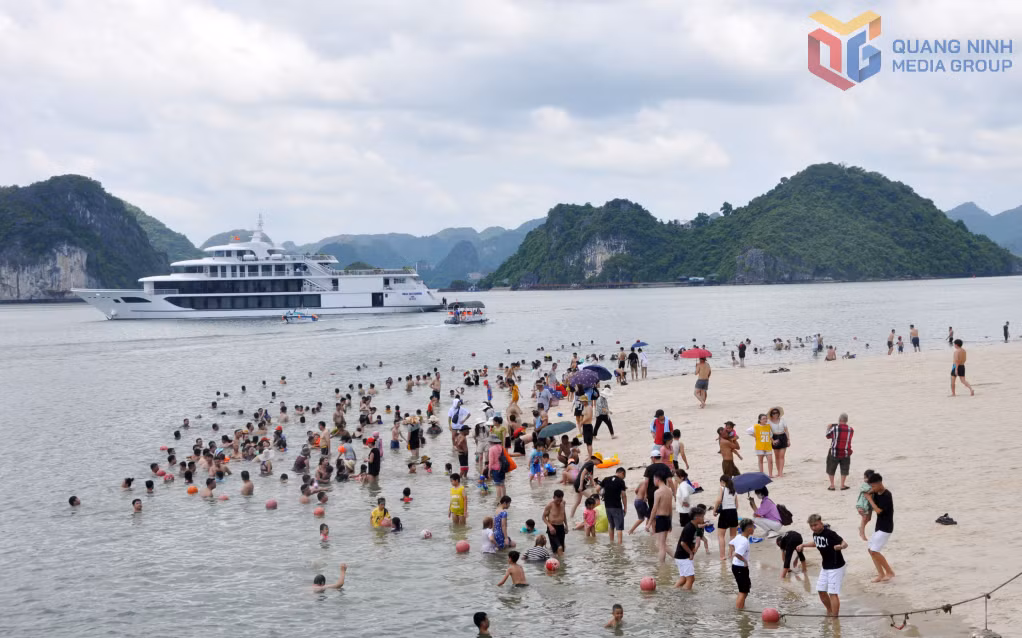 Bãi tắm Ti-Tốp thường rơi vào tình trạng quá tải cục bộ những dịp cao điểm.