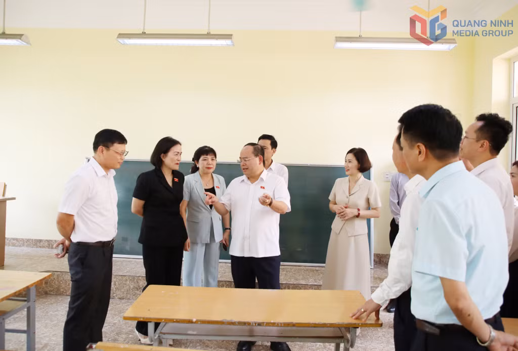 Đồng chí Quản Minh Cường, Ủy viên Trung ương Đảng, Bí thư Tỉnh ủy, Trưởng Đoàn ĐBQH tỉnh khảo sát cơ sở vật chất tại Trường THCS Bãi Cháy.
