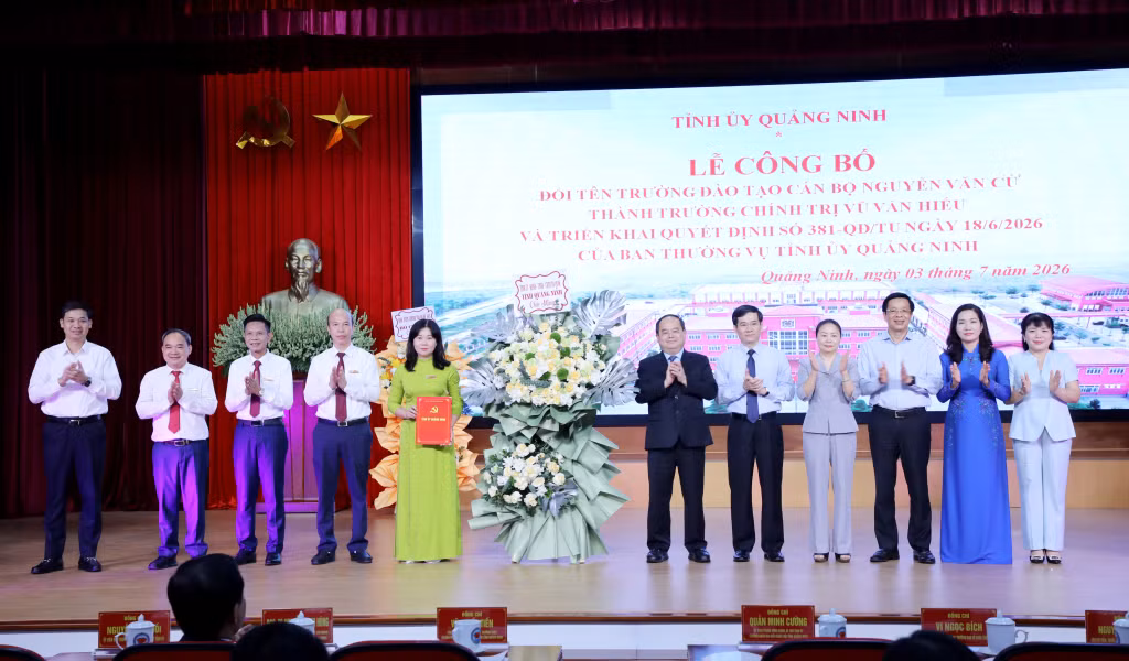 Tỉnh ủy, HĐND, UBND, Ủy ban MTTQ tỉnh tặng hoa chúc mừng Nhà trường.