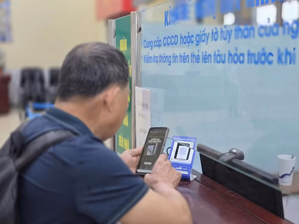 Vé tàu được mở bán rộng rãi trên cả nước thông qua nhiều kênh khác nhau như website bán vé điện tử, tại các nhà ga, đại lý chính thức, cũng như qua các ứng dụng thanh toán điện tử và ngân hàng.
