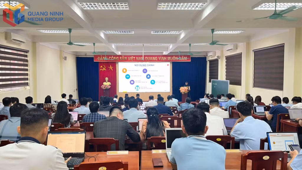 Văn phòng Tỉnh uỷ tổ chức lớp bồi dưỡng cho cán bộ chuyển đổi số của các ban xây dựng đảng và đảng uỷ trực thuộc.