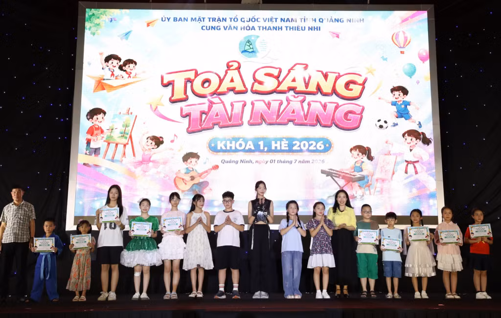 Các suất học bổng tiếng Anh được trao tặng cho các học sinh tiêu biểu.