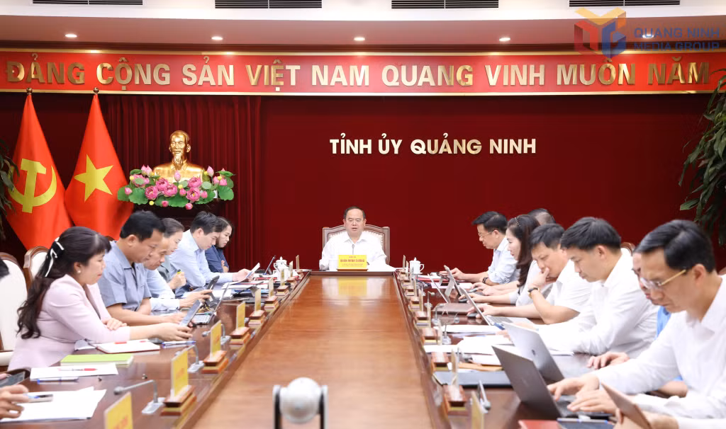 Đồng chí Quản Minh Cường, Ủy viên Trung ương Đảng, Bí thư Tỉnh ủy, Trưởng Đoàn ĐBQH tỉnh, chủ trì hội nghị.