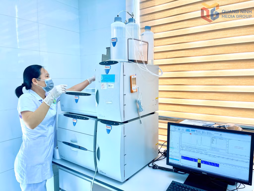 Cán bộ CDC Quảng Ninh cho mẫu vào máy để phân tích các chỉ số của mẫu nước.