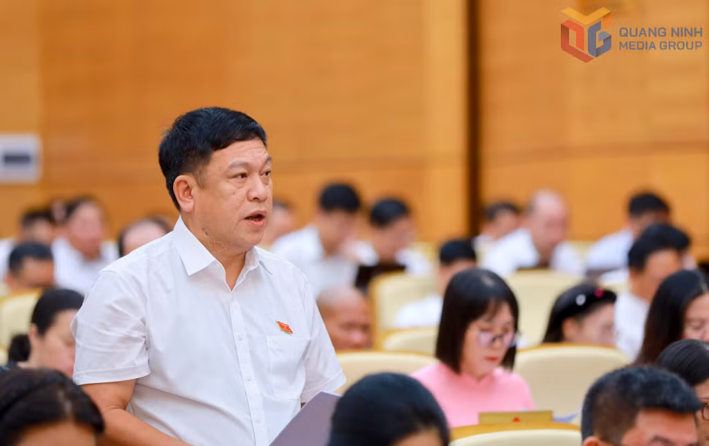 Đại biểu Trần Nam Trung, Giám đốc Xí nghiệp nước Hồng Gai, chất vấn Giám đốc Sở Xây dựng.