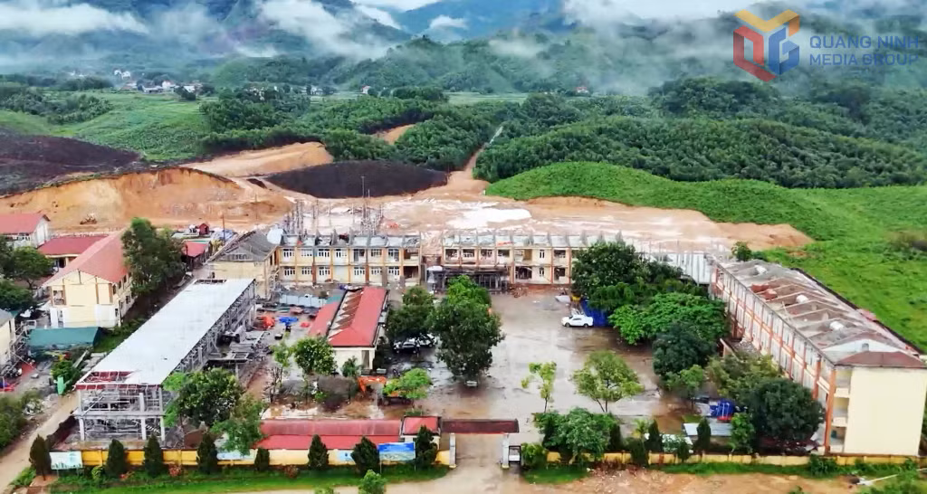 Trường Phổ thông nội trú TH và THCS Quảng Đức đang được nhà thầu đẩy nhanh tiến độ thi công.