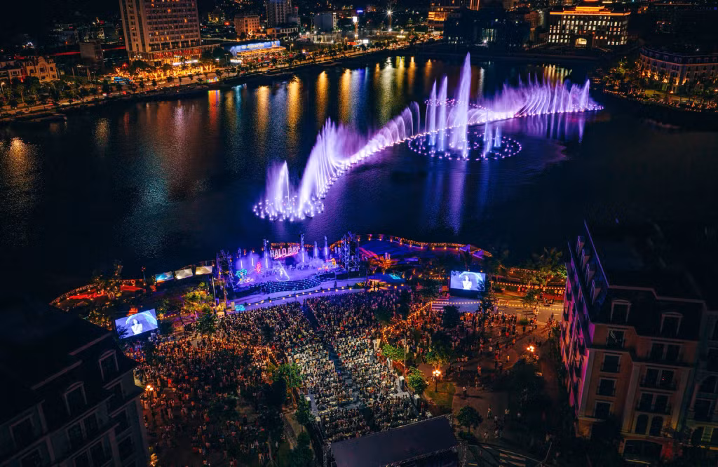 “Halo Bay Live Concert - Vịnh hát mùa hè” diễn ra tại sân khấu Halo Bay Show, Khu đô thị vịnh biển Halong Marina.