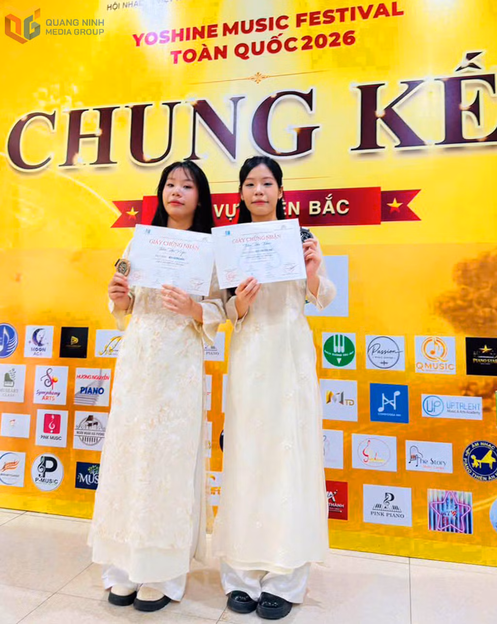 Học sinh Trần Bảo Trâm (bên phải) giành Huy chương Bạc tại cuộc thi, giành quyền vào dự vòng Chung kết toàn quốc 2026.