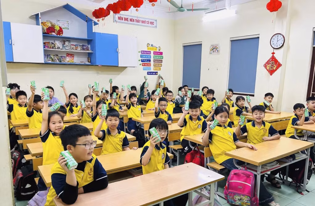 Học sinh Trường Tiểu học Quang Trung (phường Uông Bí) vui uống sữa học đường. Ảnh: Phương Lan